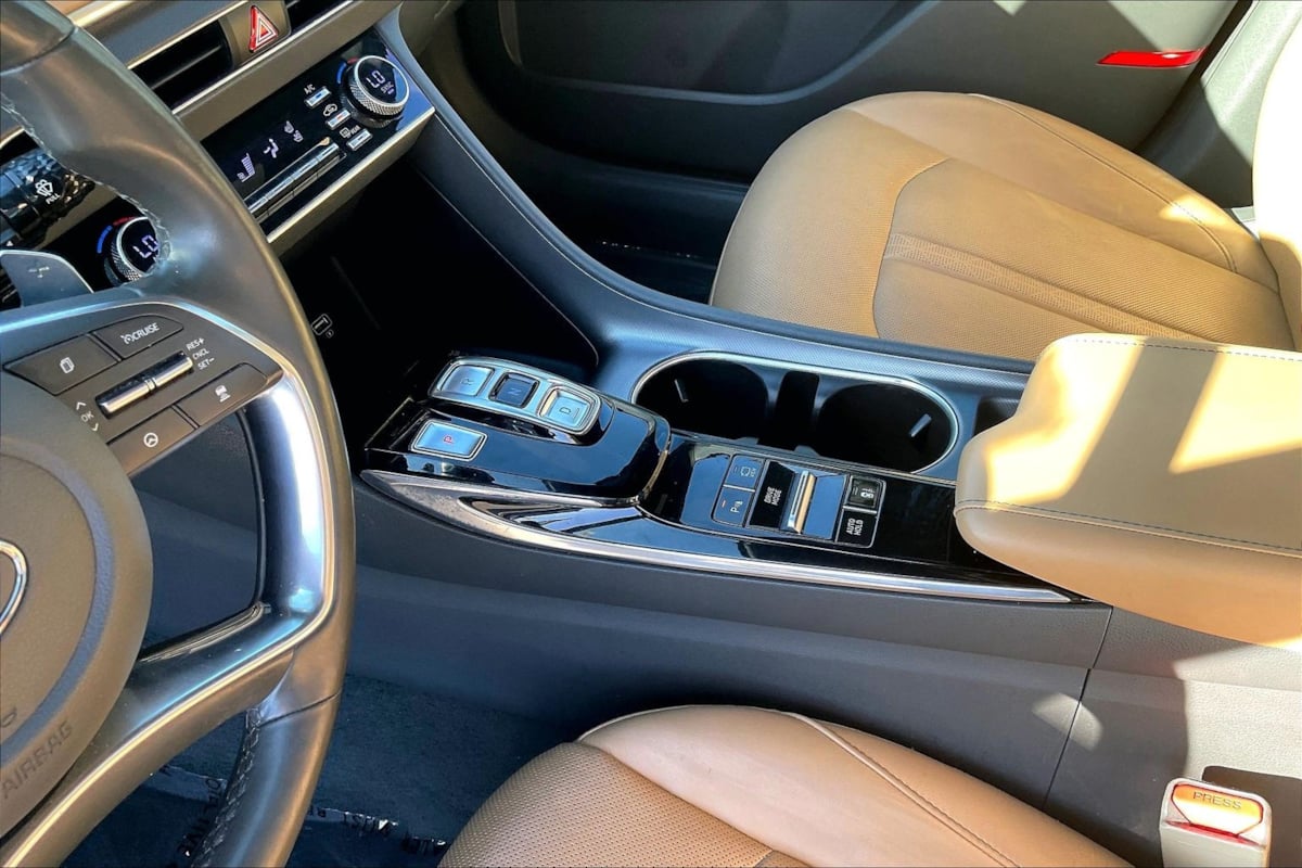 Photo 15 of this Hyundai Sonata