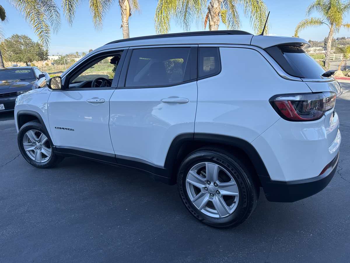 2022 Jeep Compass Latitude photo 4