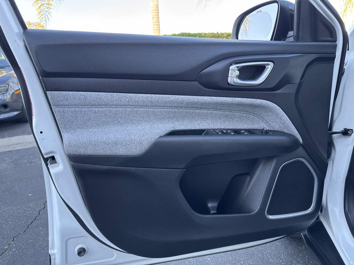 2022 Jeep Compass Latitude photo 24