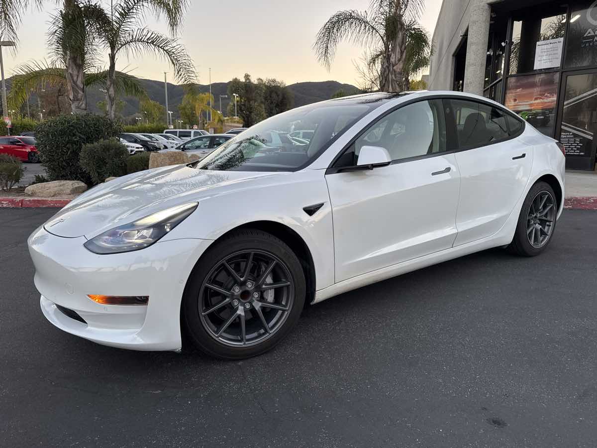2021 Tesla Model 3 Standard Range Plus photo 2