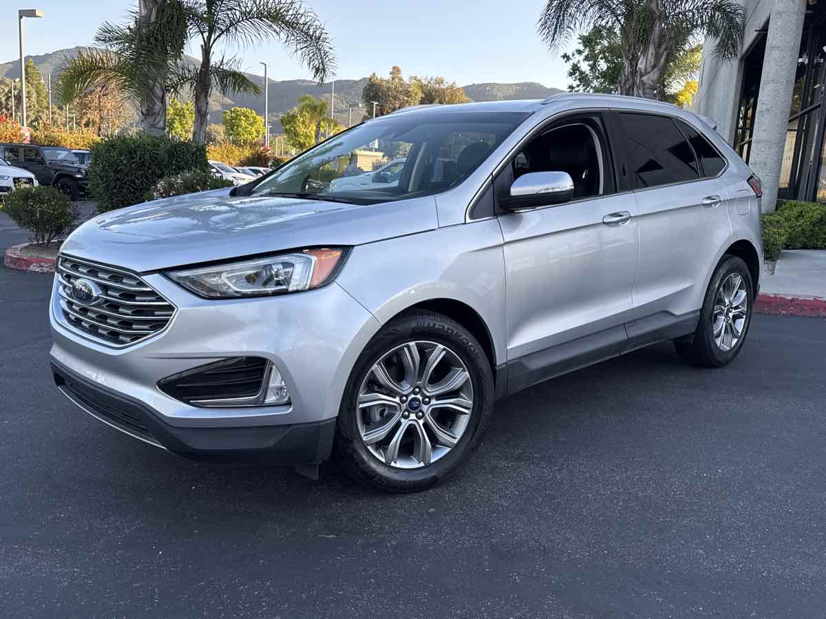 2019 Ford Edge Titanium photo 2