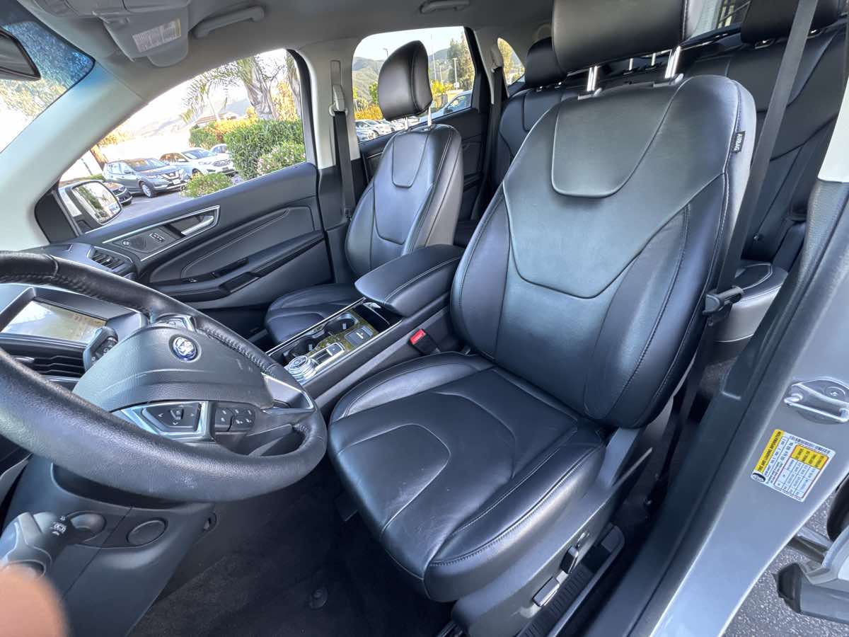 2019 Ford Edge Titanium photo 13