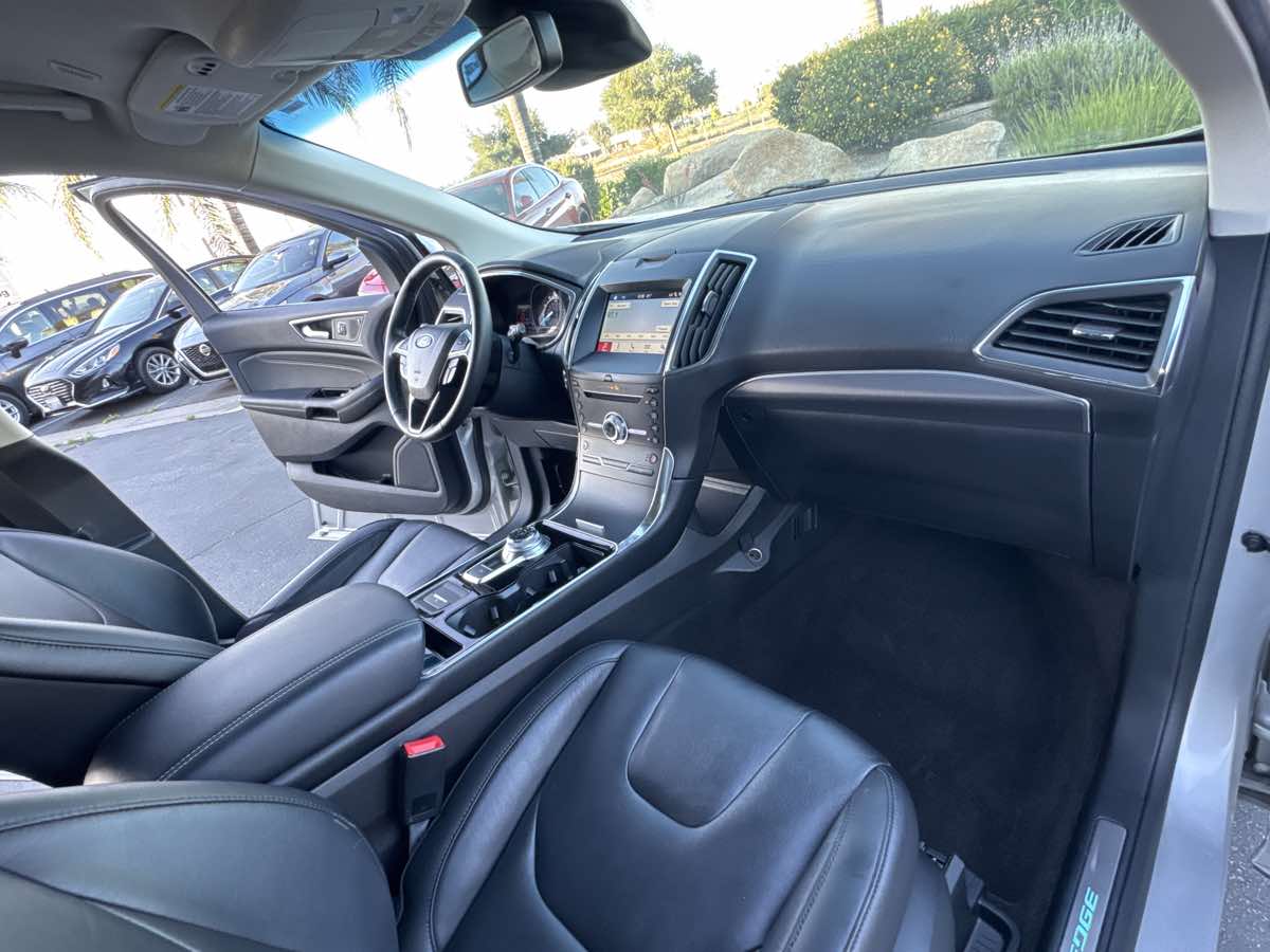 2019 Ford Edge Titanium photo 16