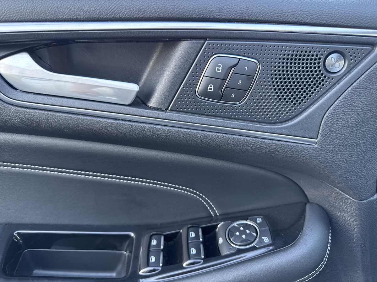 2019 Ford Edge Titanium photo 26