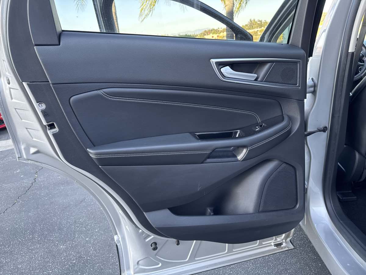 2019 Ford Edge Titanium photo 28