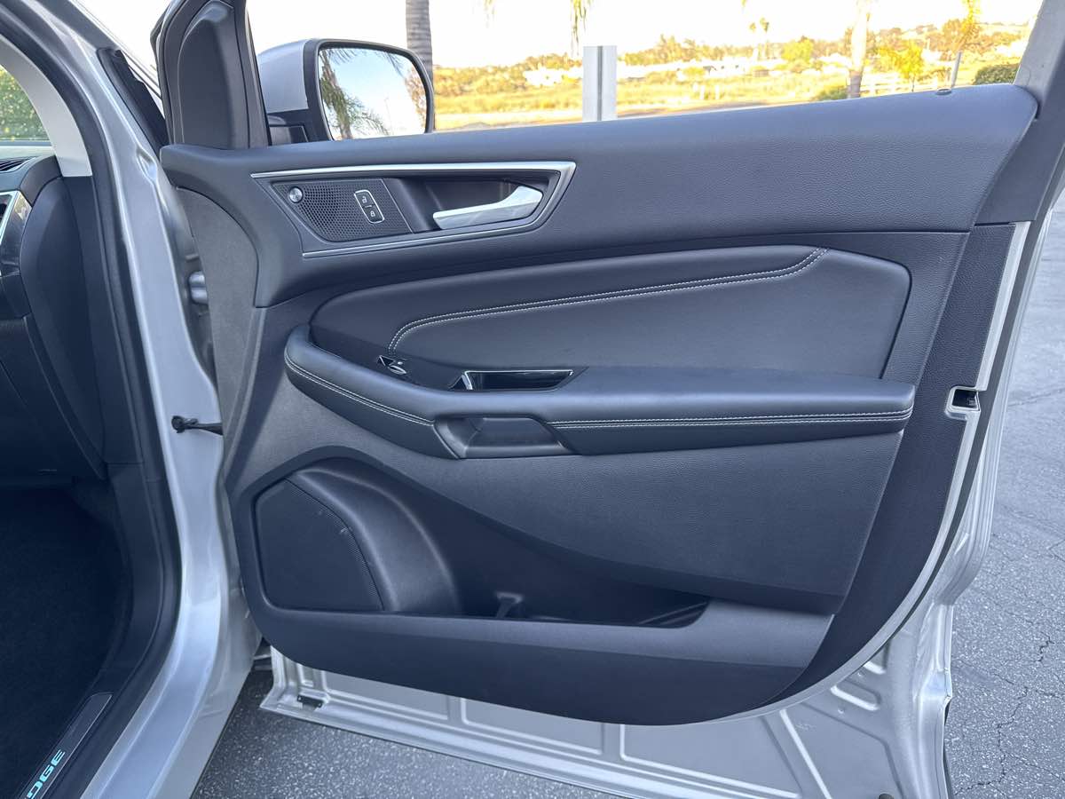 2019 Ford Edge Titanium photo 30