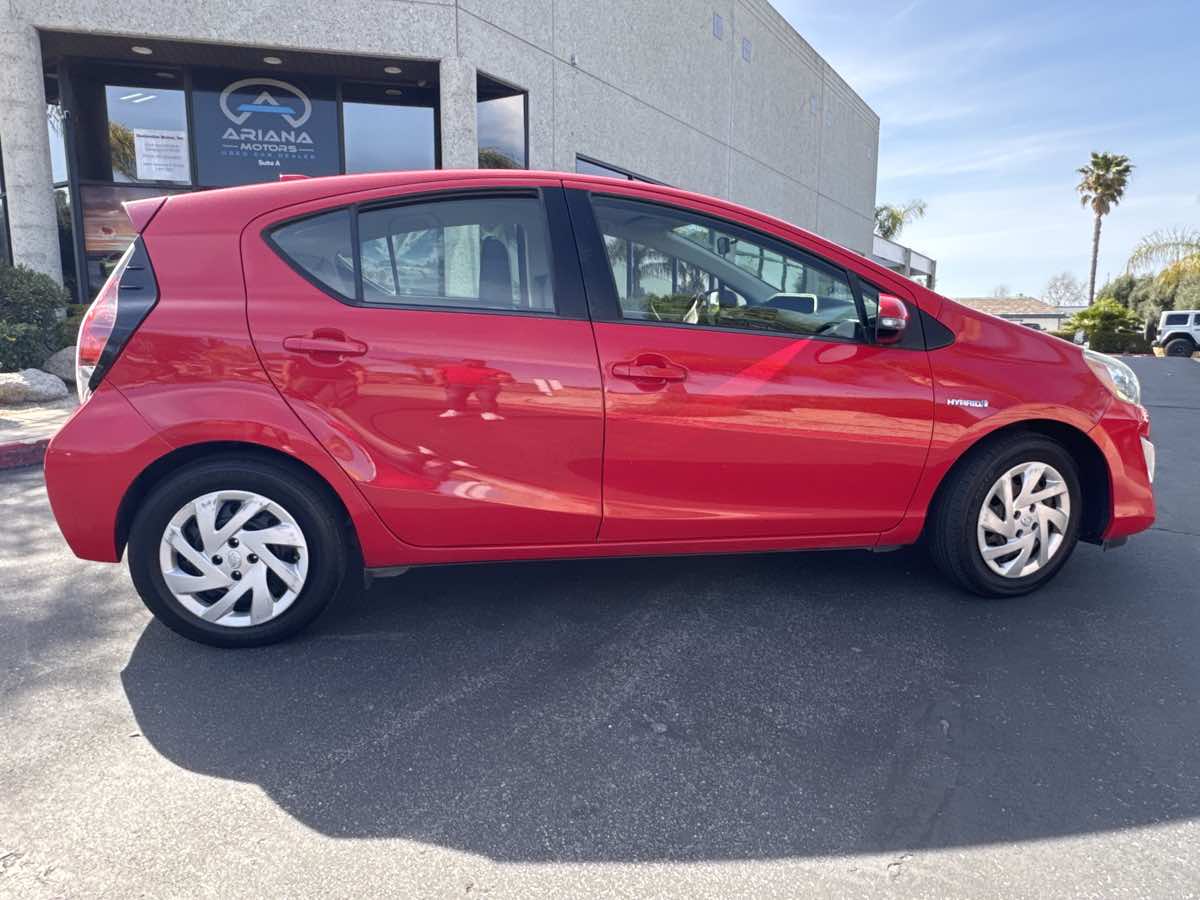2015 Toyota Prius C Three photo 4