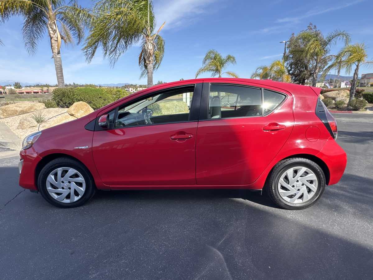 2015 Toyota Prius C Three photo 3