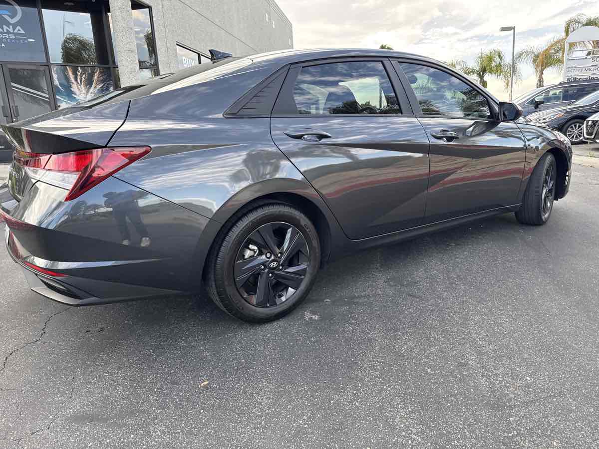 2022 Hyundai Elantra SEL photo 3
