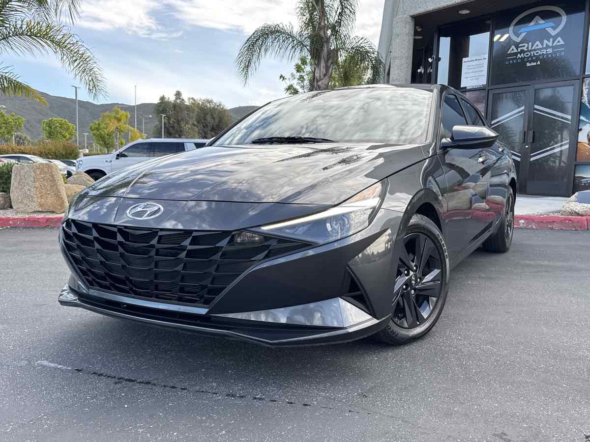 2022 Hyundai Elantra SEL photo 2