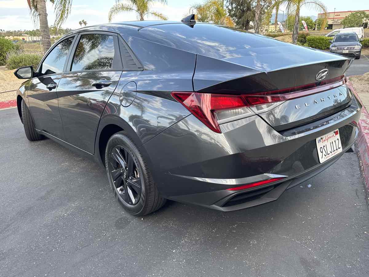 2022 Hyundai Elantra SEL photo 4