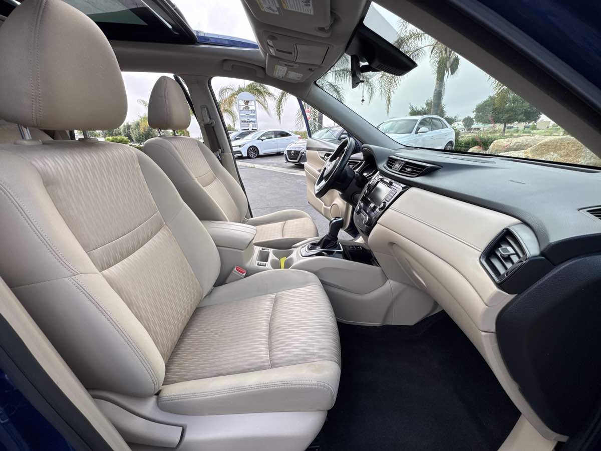 2020 Nissan Rogue SV photo 16