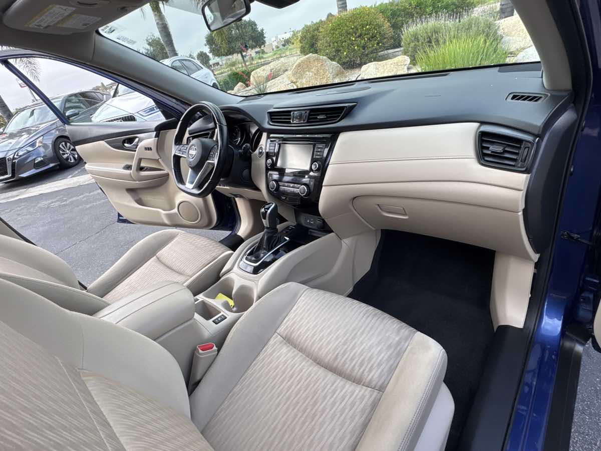 2020 Nissan Rogue SV photo 17