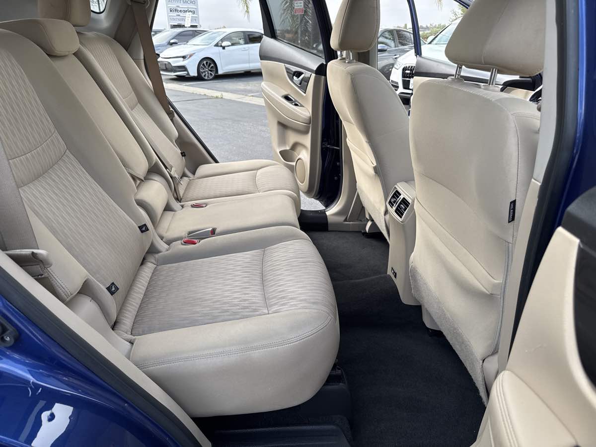 2020 Nissan Rogue SV photo 19