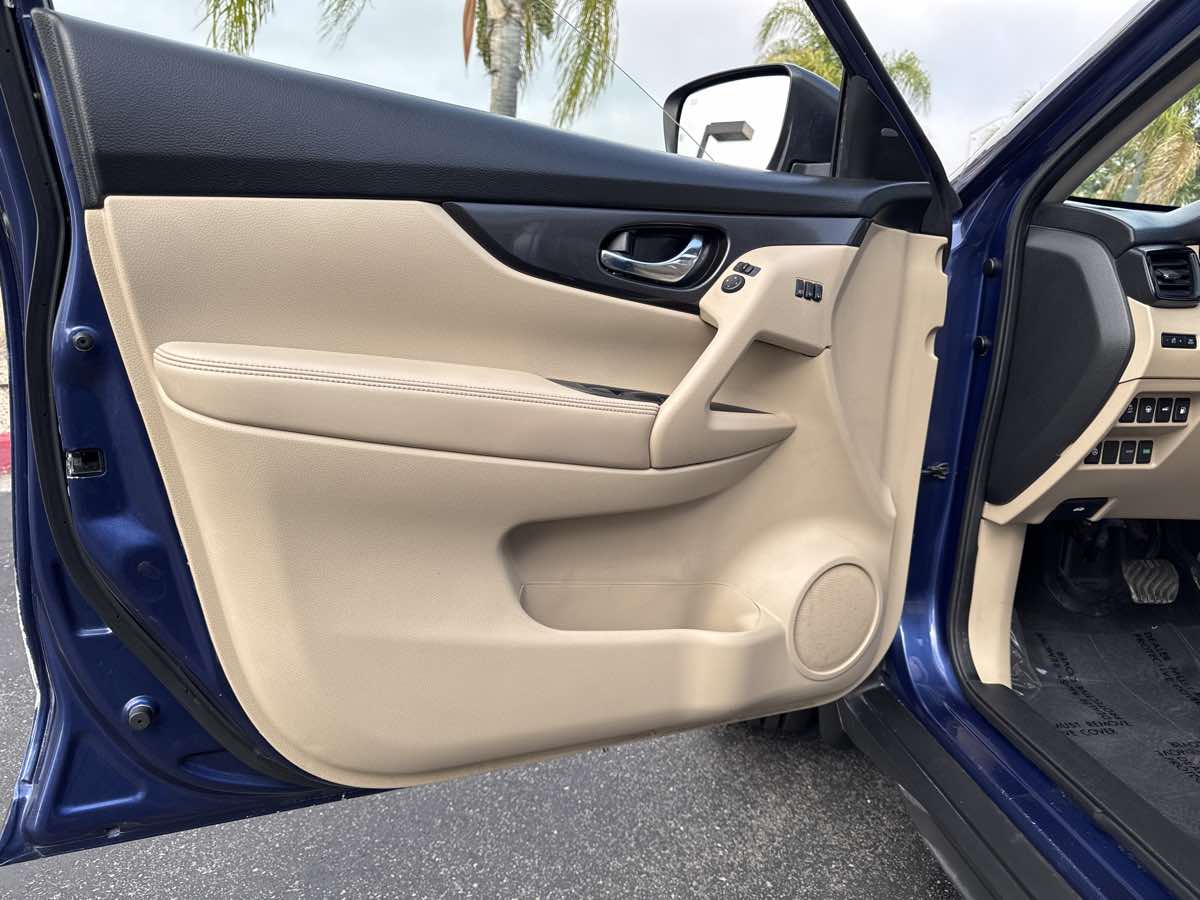 2020 Nissan Rogue SV photo 26
