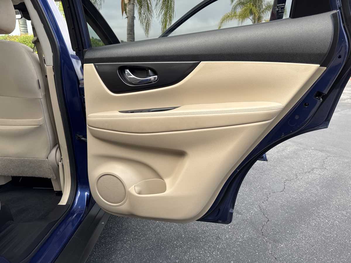 2020 Nissan Rogue SV photo 28