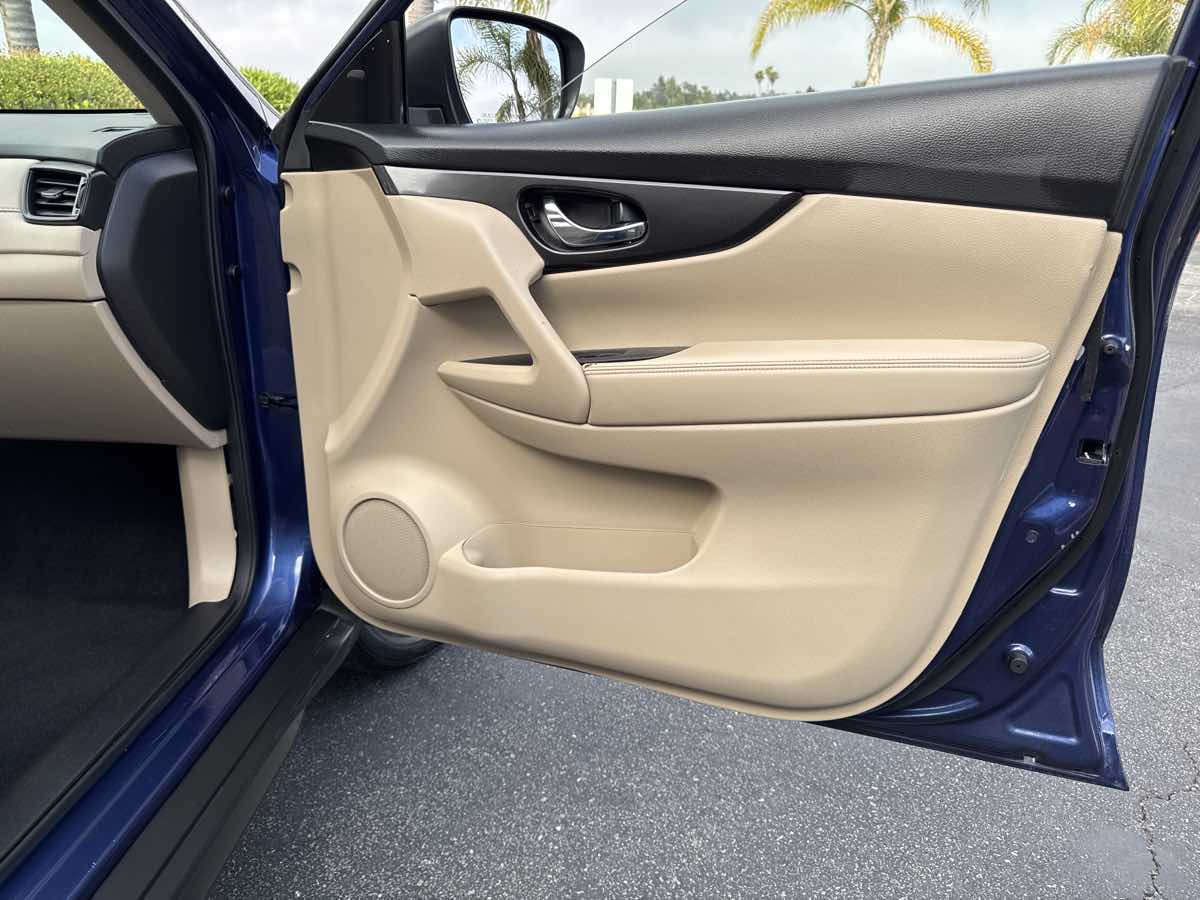 2020 Nissan Rogue SV photo 29