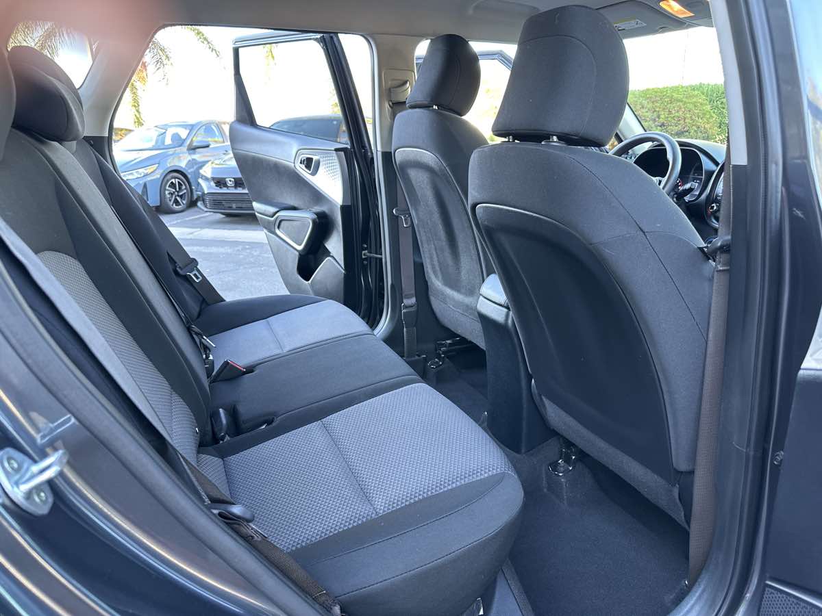 2021 Kia Soul LX - Photo 22