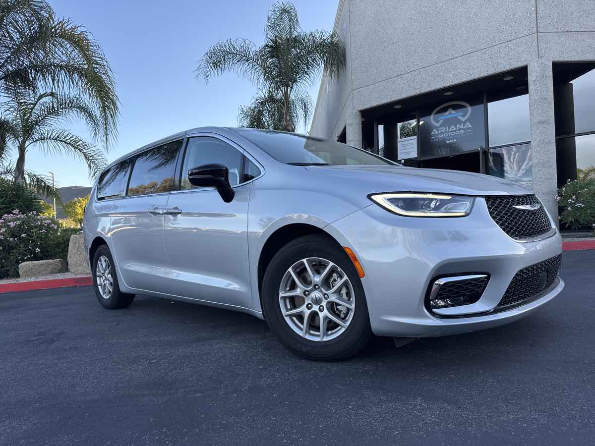 2024 Chrysler Pacifica Touring L photo 7
