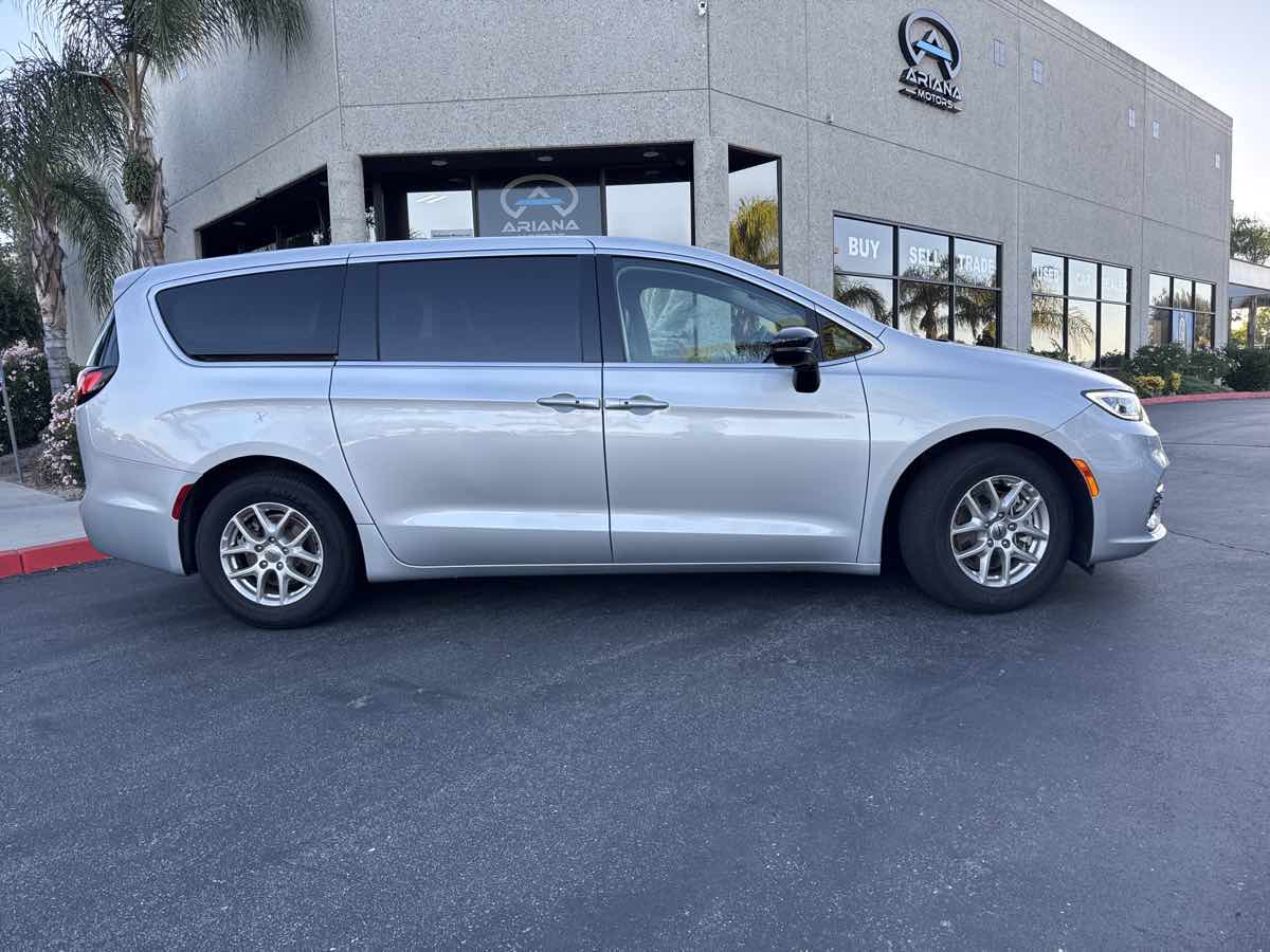 2024 Chrysler Pacifica Touring L photo 12