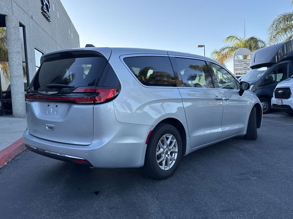 2024 Chrysler Pacifica Touring L photo 14