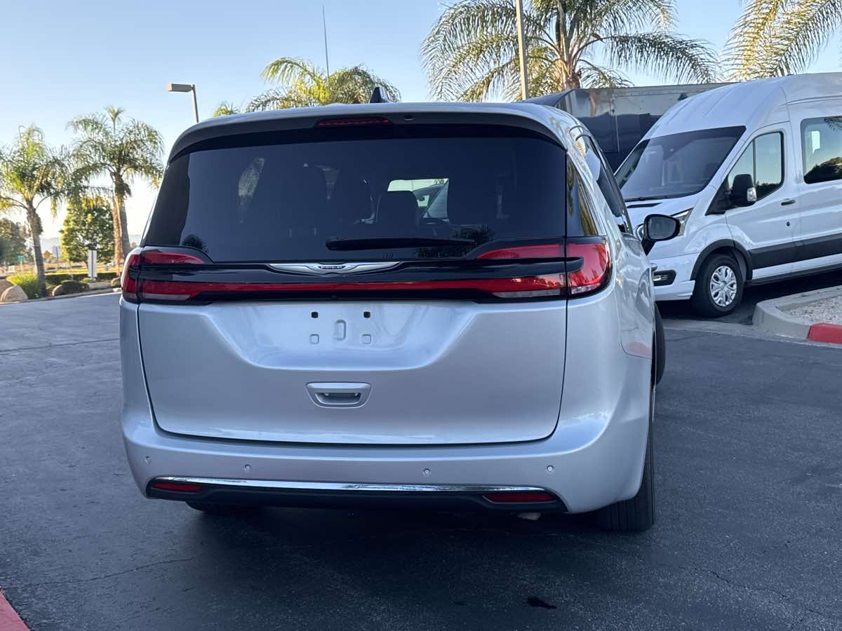 2024 Chrysler Pacifica Touring L photo 13