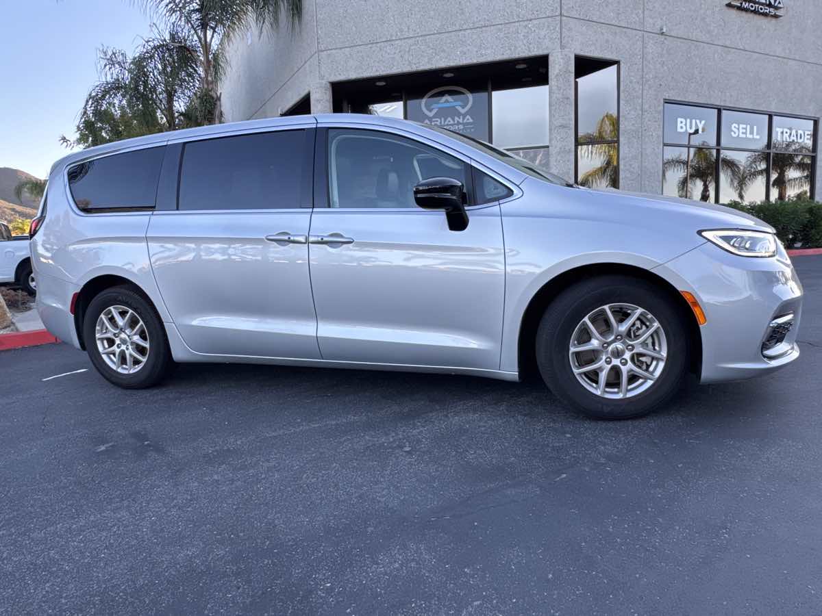 2024 Chrysler Pacifica Touring L photo 9