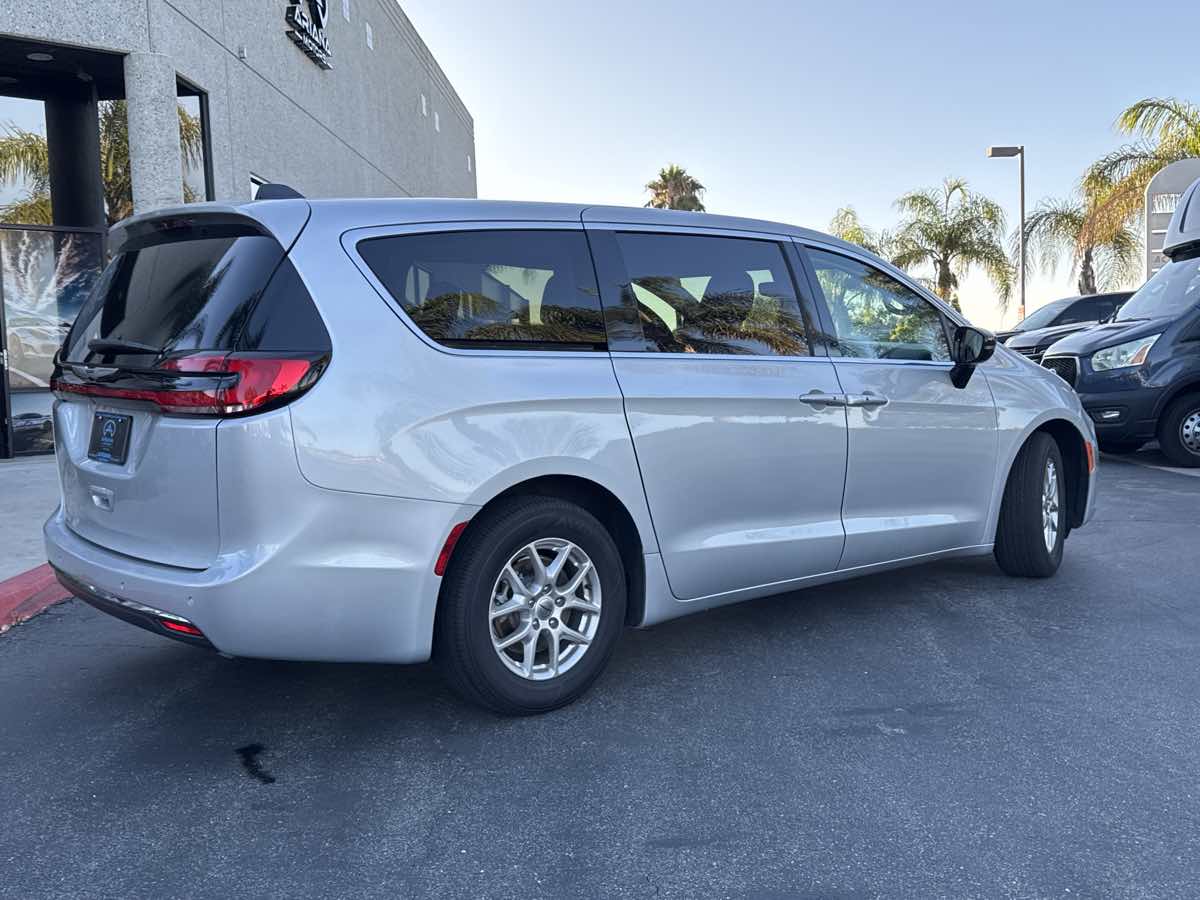 2024 Chrysler Pacifica Touring L photo 3