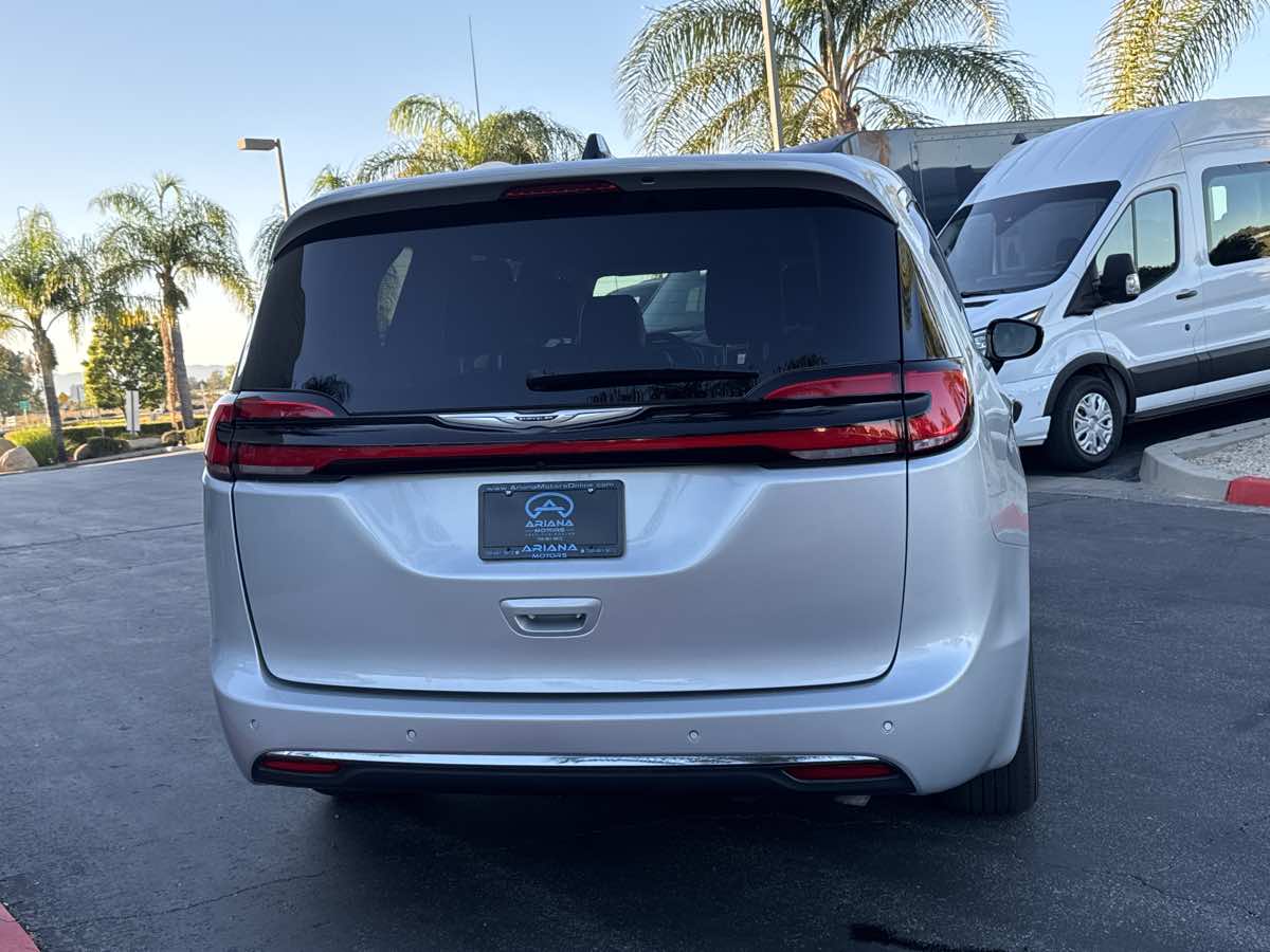 2024 Chrysler Pacifica Touring L photo 11