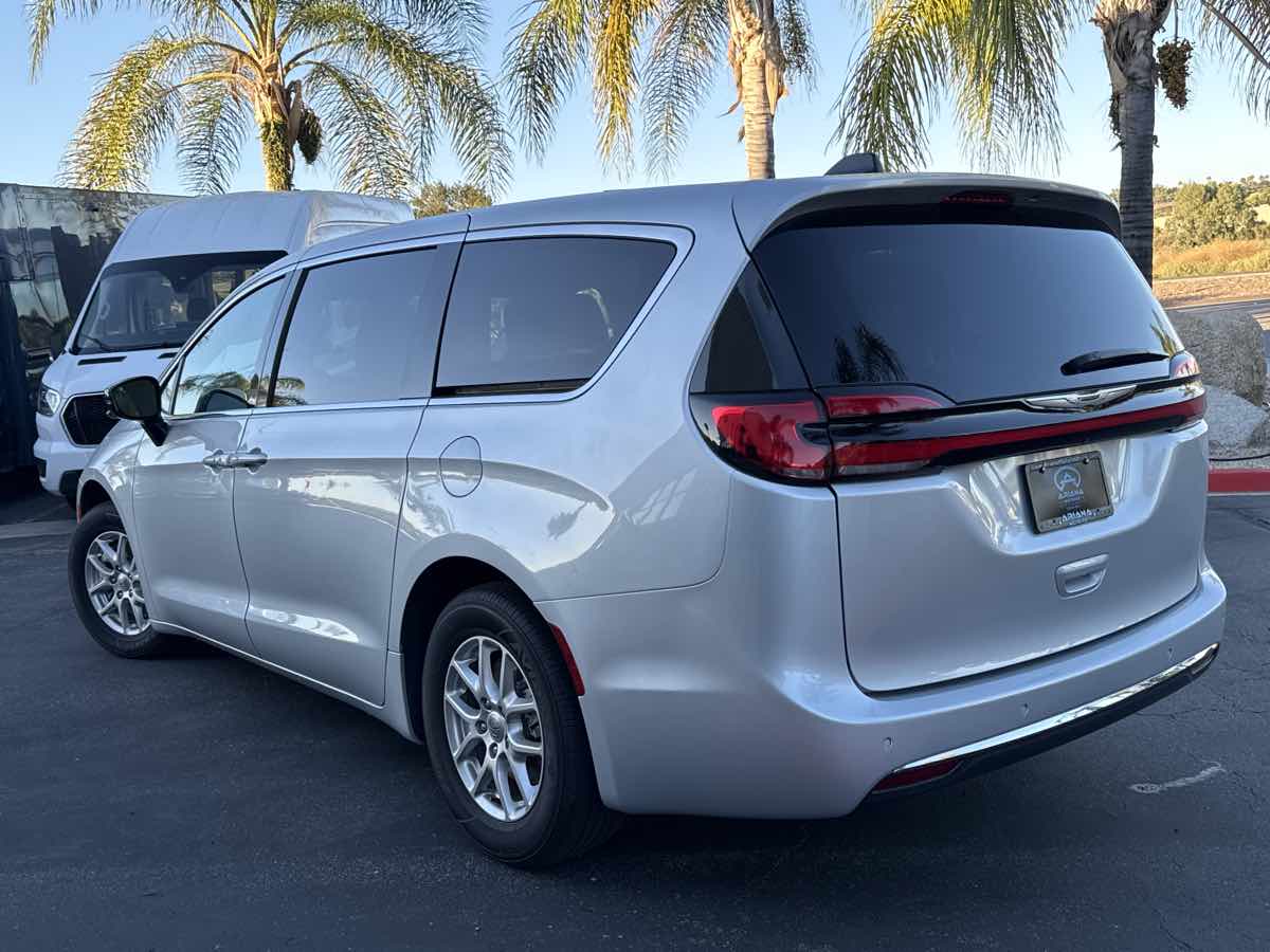 2024 Chrysler Pacifica Touring L photo 4