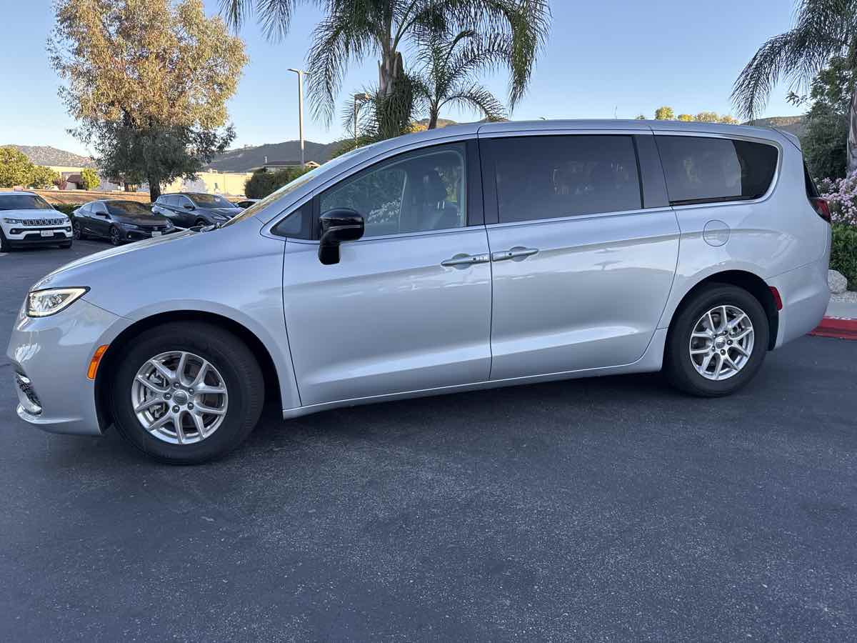 2024 Chrysler Pacifica Touring L photo 8