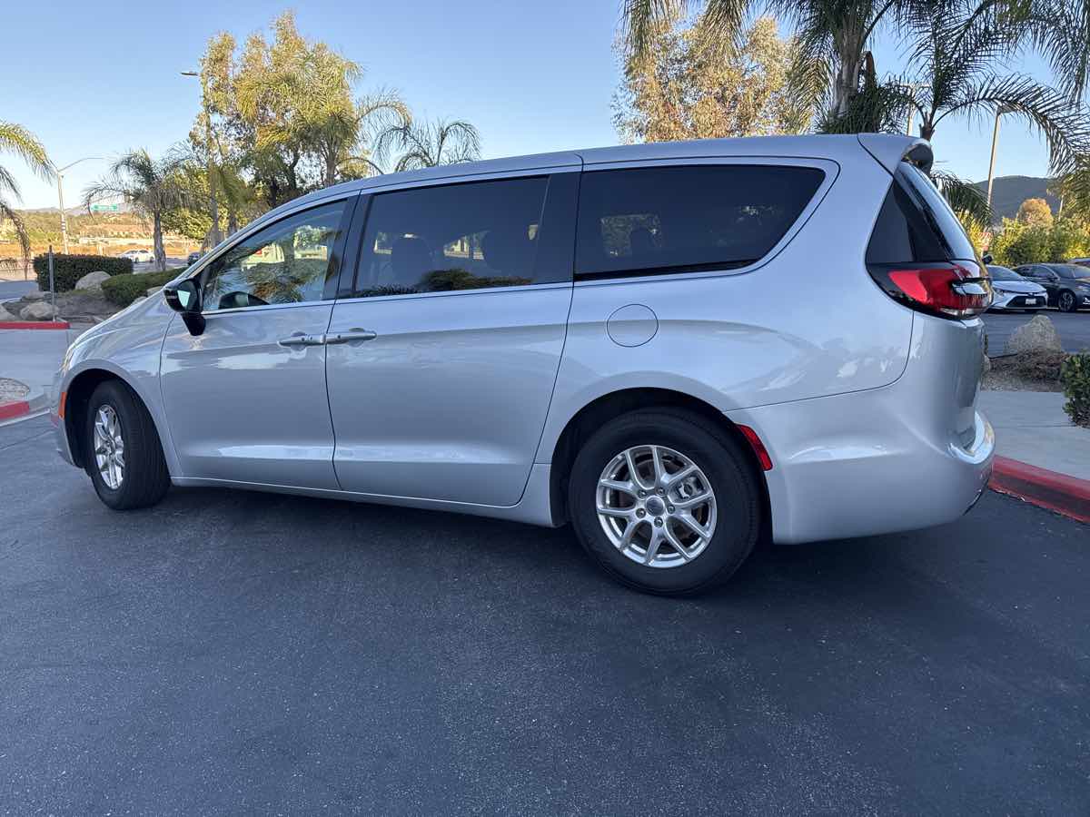 2024 Chrysler Pacifica Touring L photo 16