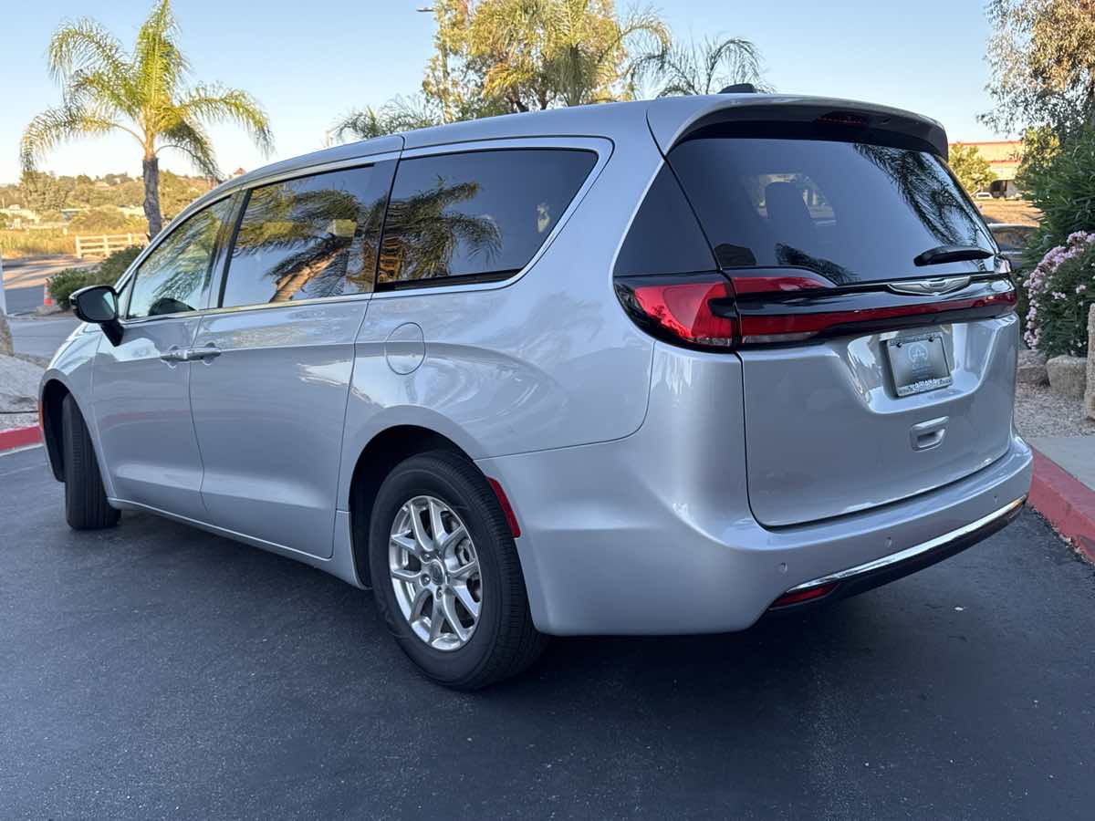 2024 Chrysler Pacifica Touring L photo 10