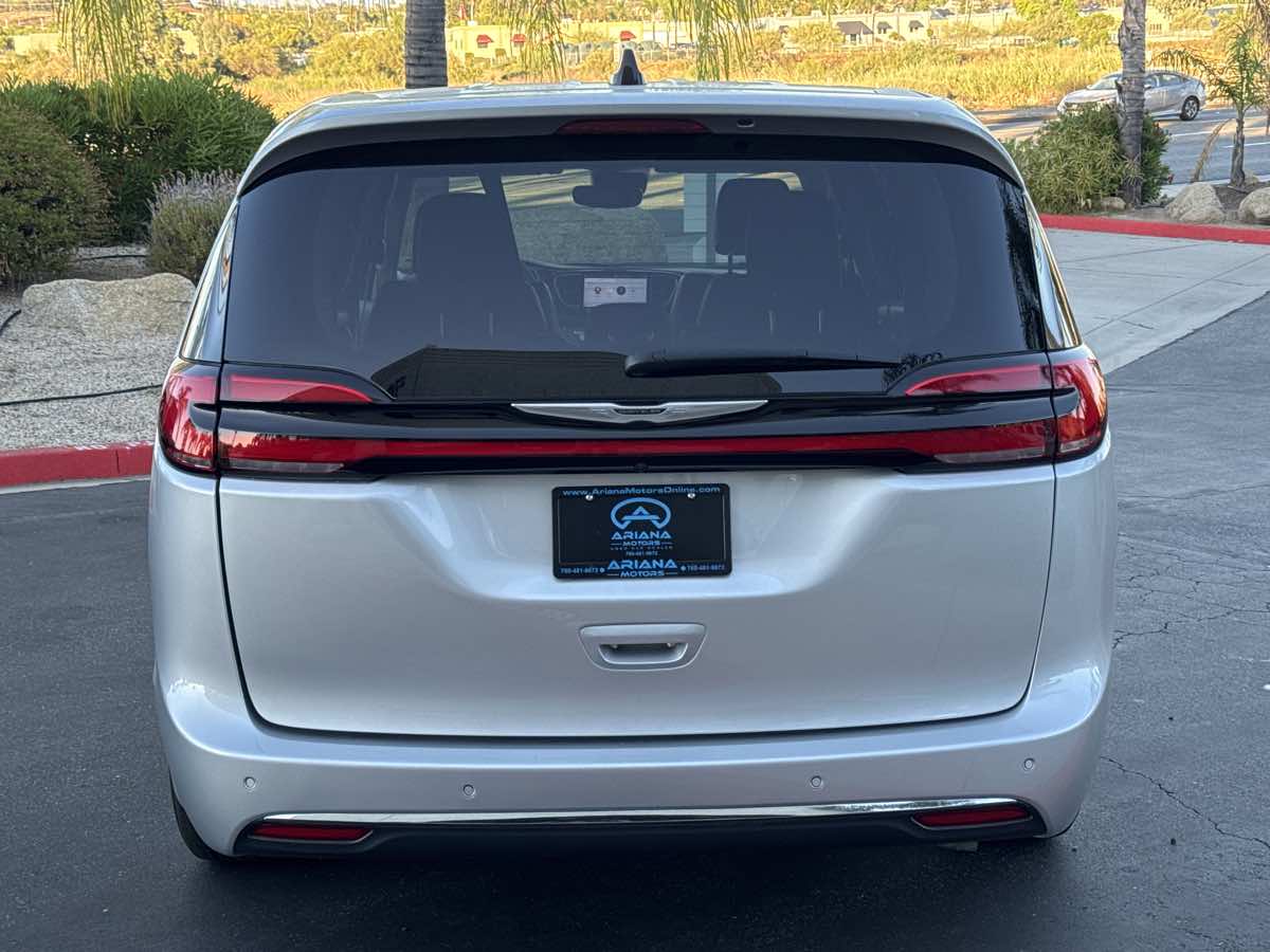 2024 Chrysler Pacifica Touring L photo 17