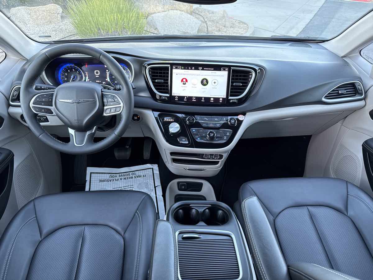 2024 Chrysler Pacifica Touring L photo 6