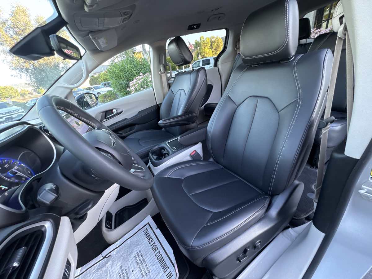 2024 Chrysler Pacifica Touring L photo 18