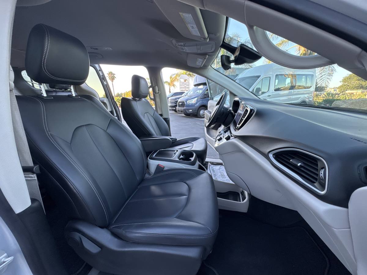 2024 Chrysler Pacifica Touring L photo 19