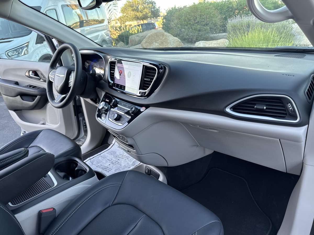 2024 Chrysler Pacifica Touring L photo 20