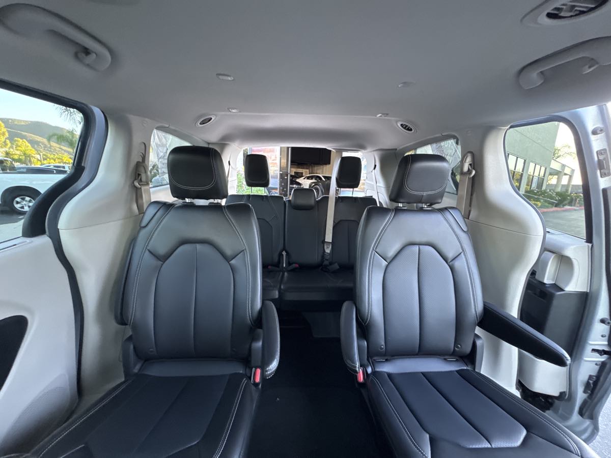2024 Chrysler Pacifica Touring L photo 21