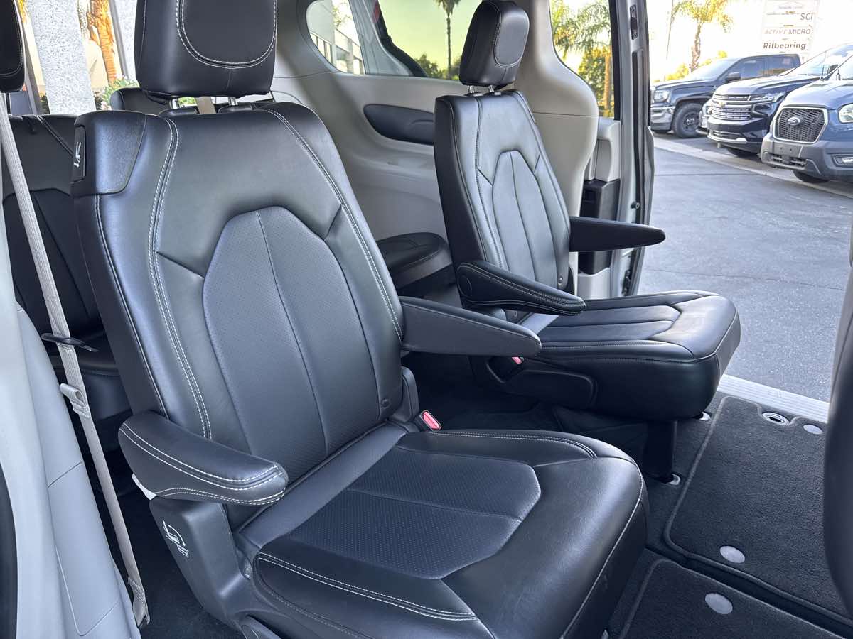 2024 Chrysler Pacifica Touring L photo 23