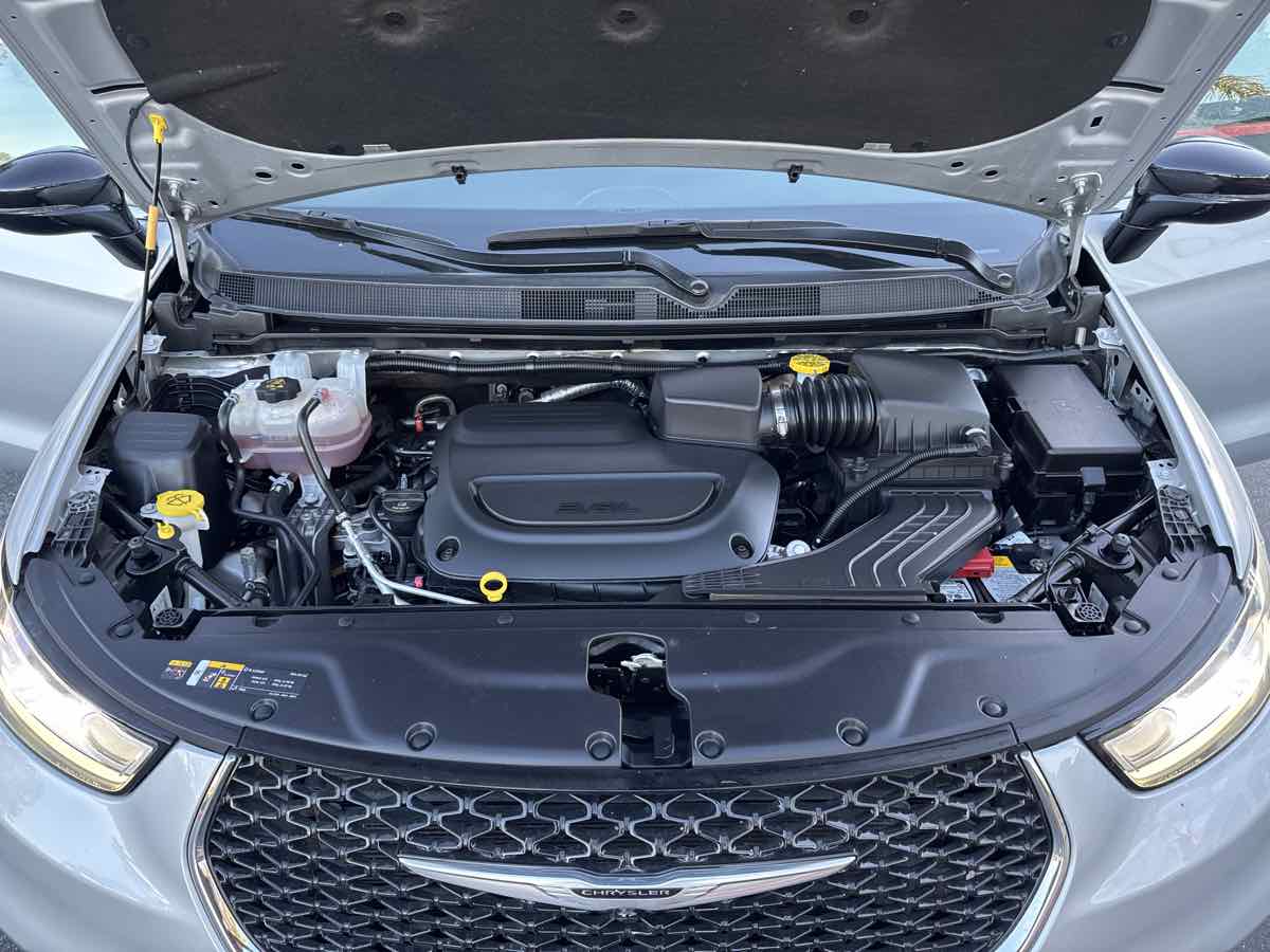 2024 Chrysler Pacifica Touring L photo 28