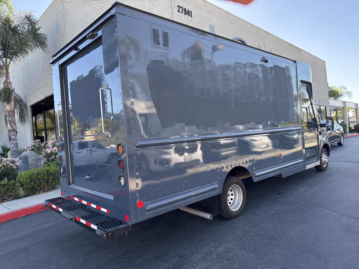 2022 Ford Transit Cutaway photo 3