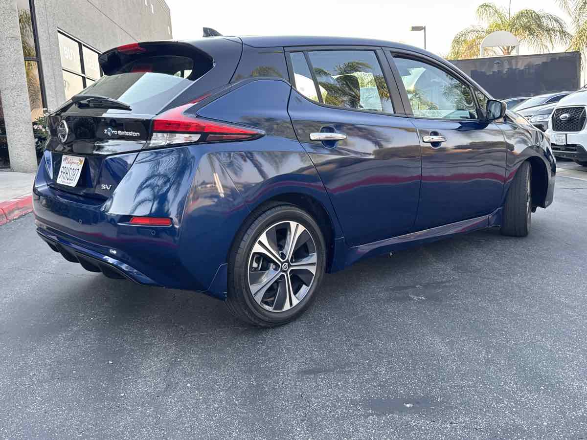 2022 Nissan Leaf SV photo 3