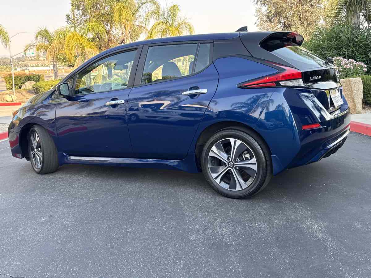 2022 Nissan Leaf SV photo 11