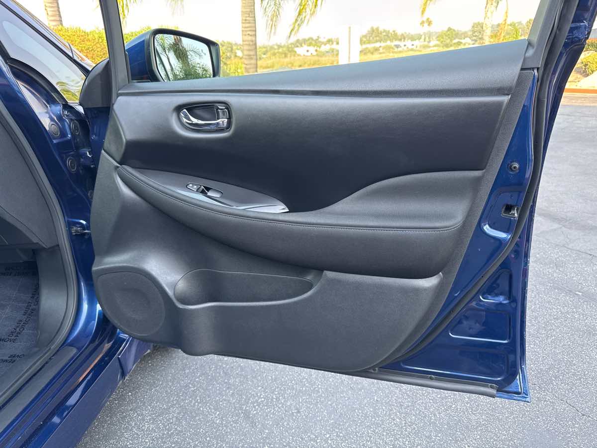 2022 Nissan Leaf SV photo 32