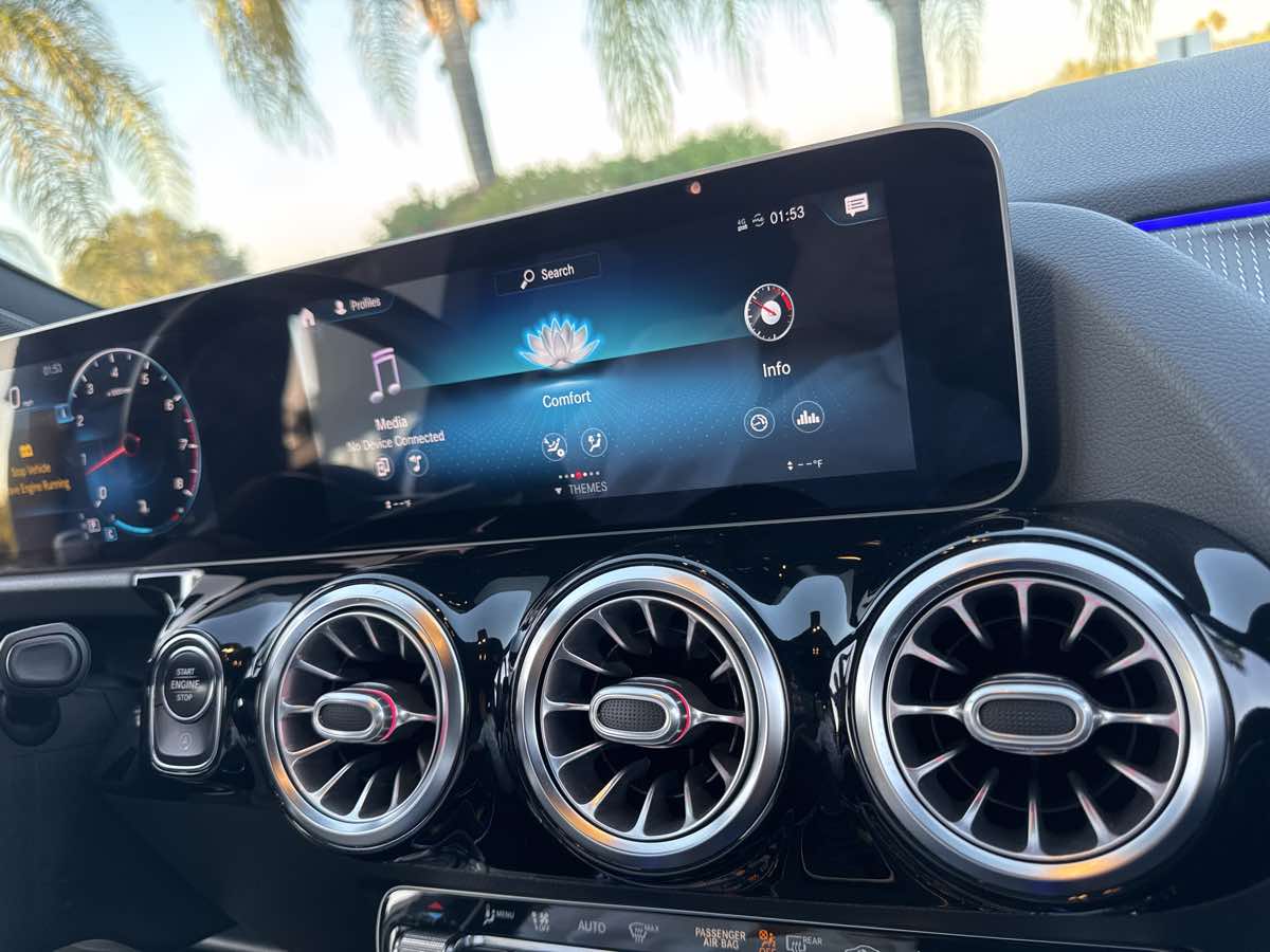 2021 Mercedes Benz GLA 250 photo 21