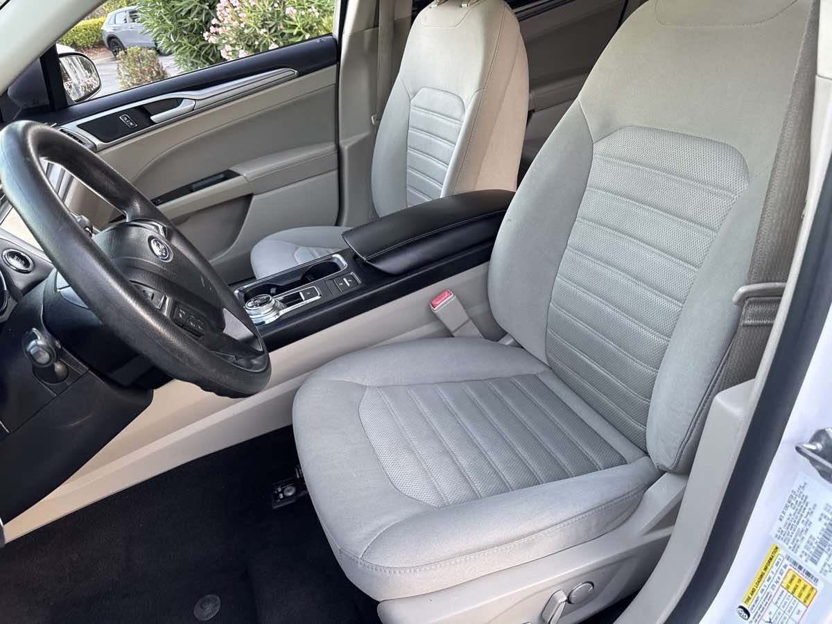 2020 Ford Fusion Hybrid SE photo 17