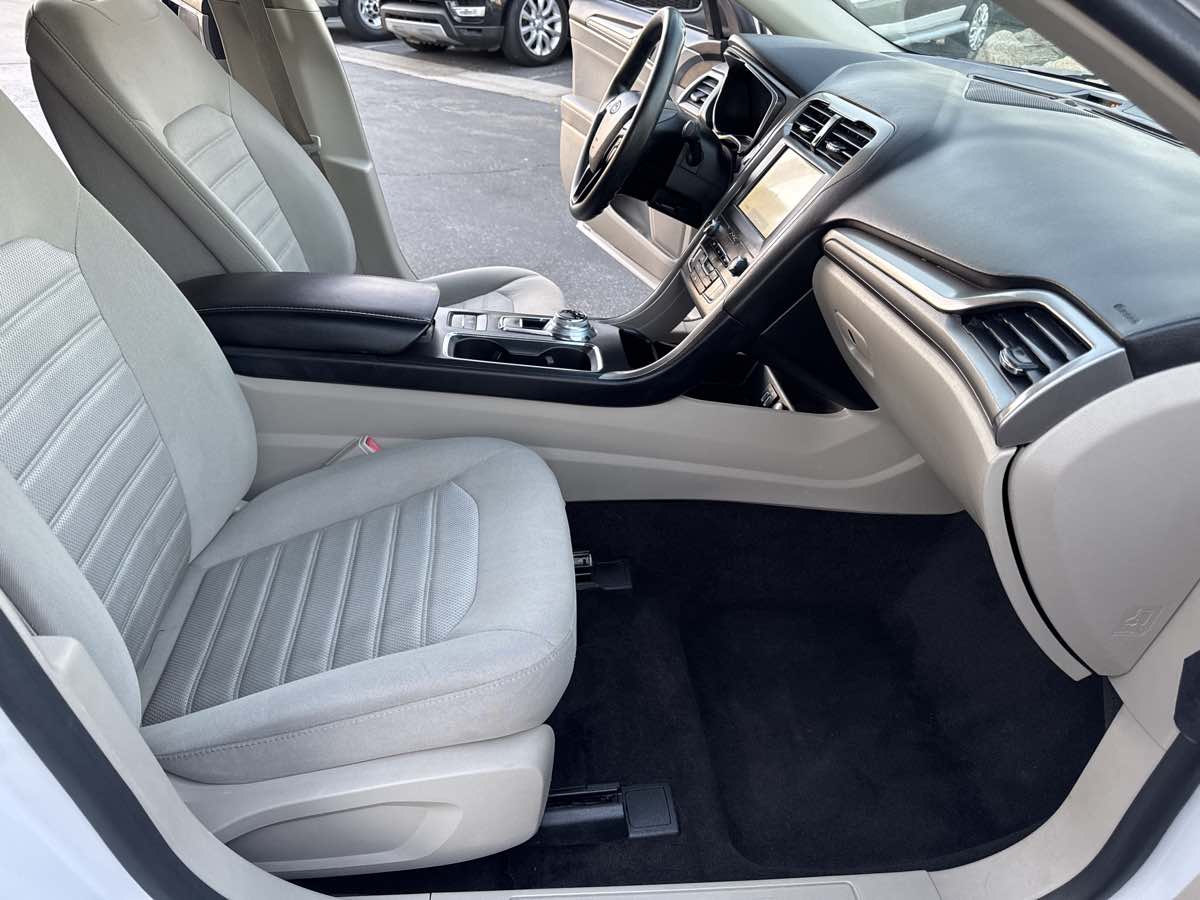 2020 Ford Fusion Hybrid SE photo 19