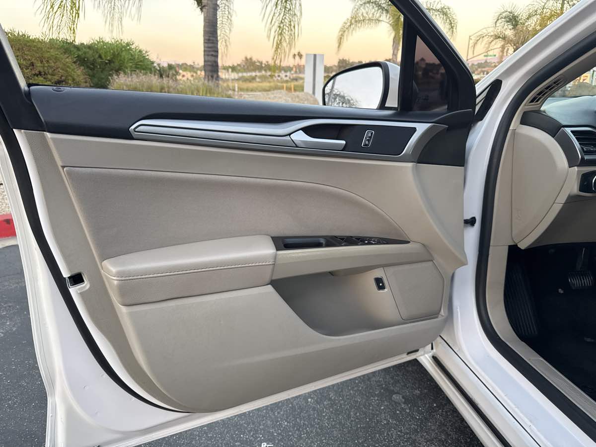 2020 Ford Fusion Hybrid SE photo 29