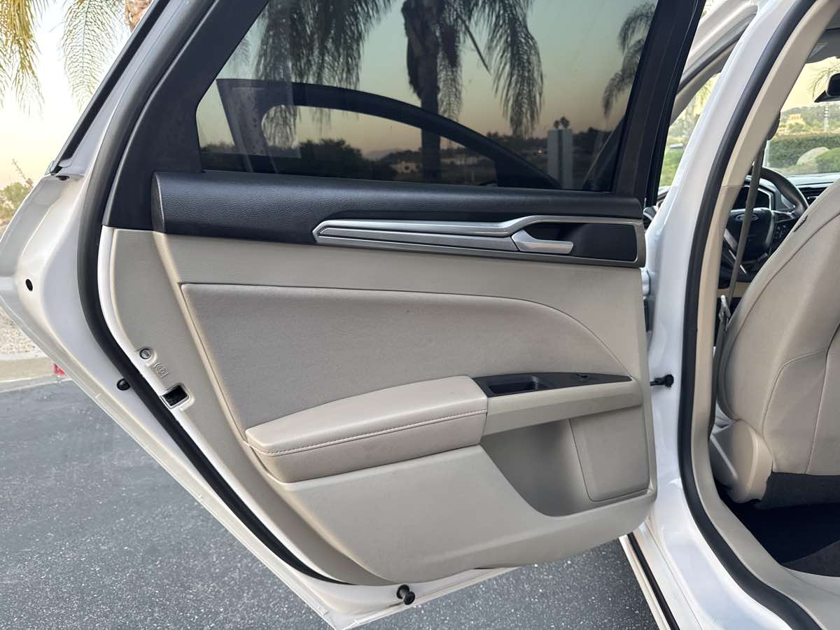 2020 Ford Fusion Hybrid SE photo 30